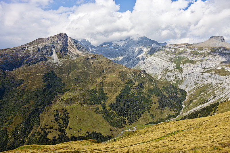 Val Frisal周围的山峰